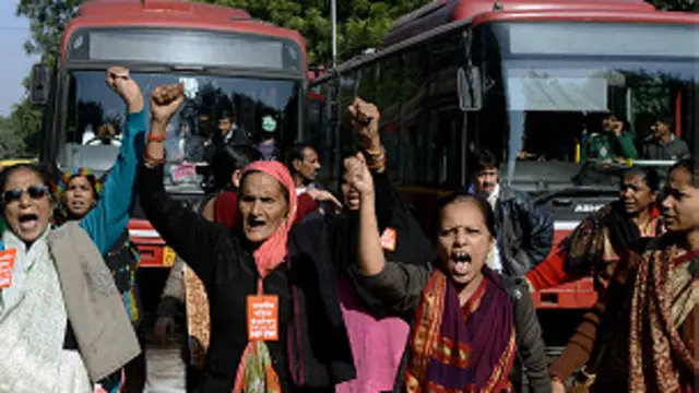 दिल्ली में प्रदर्शन करती महिलाएं.