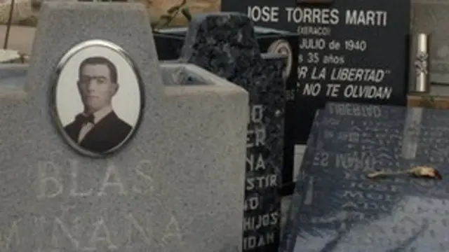 خانواده برخی از قربانیان برایشان سنگ قبرهای کوچکتر شخصی برپا کردهاند