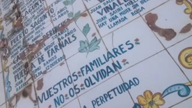 در گورستان پاترناس، به خانوادههای قربانیان اجازه داده شده است تا گورهای دستهجمعی را نشانه گذاری کنند