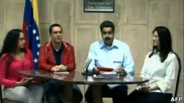 Слева направо: дочь Чавеса Роза, ее муж - министр науки Хорхе Арреаза, вице-президент Николас Мадуро и его жена - генпрокурор Силия Флорес