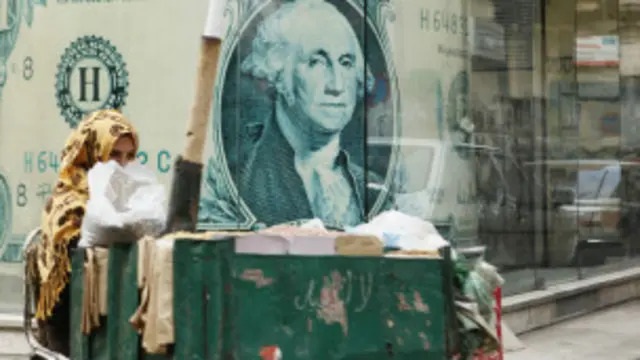 تأتي مفاوضات هذه الصفقة في ظل تراجع كبير في قيمة العملة المحلية أمام العملات الأجنبية نظرا لحالة عدم الاستقرار الاقتصادي في مصر.