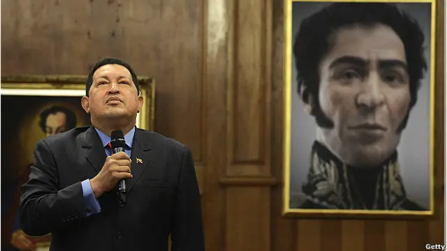 Hugo Chávez frente a un cuadro de Simón Bolivar.