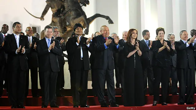 Hugo Chávez junto a más mandatarios latioamericanos.
