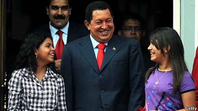 Hugo Chávez junto a su hija y su nieta.