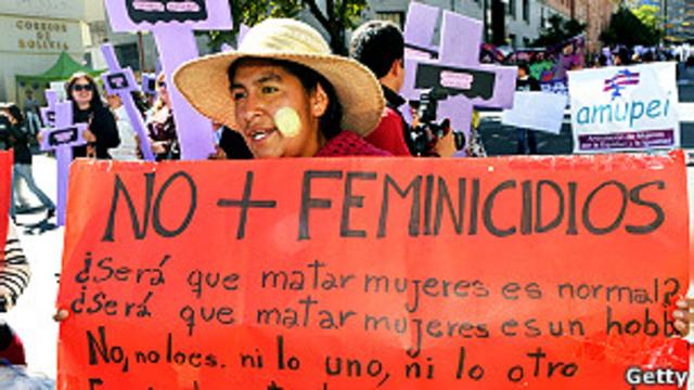 Una mujer protesta contra el feminicidio en La Paz, Bolivia.