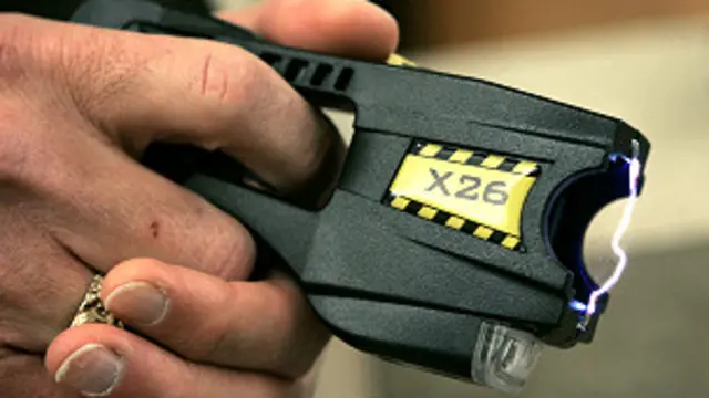 अमरीका में बिना किसी रोकटोक के टेज़र गन का इस्तेमाल किया जा सकता है.