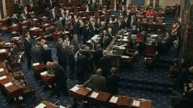 El precipicio fiscal mantuvo ocupados a los políticos estadounidenses en Año Nuevo.