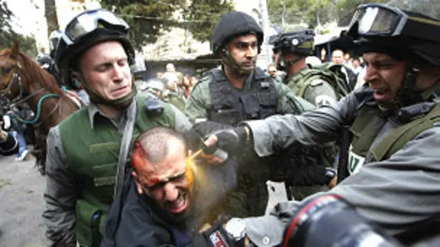 इसराइल बॉर्डर पुलिस के अधिकारी फलस्तीनी प्रदर्शनकारियों पर पेपर स्प्रे का इस्तेमाल करते हुए.