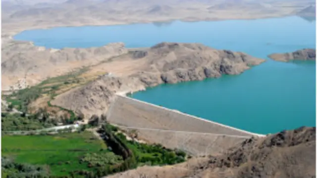 बिजली की कमी से निपटने के लिए बांधों के निर्माण की जरूरत है.