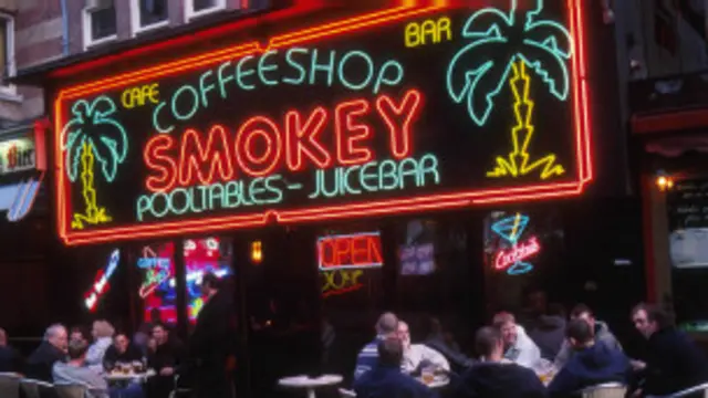 Amsterdam'da esrar içilebilen kafelerden biri