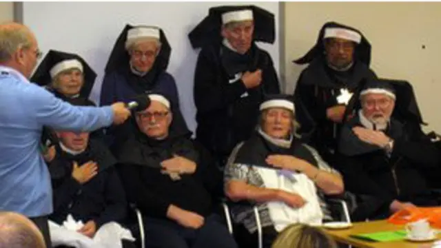 Dalam sesi Natal, penderita stroke di RS Harlow menyanyikan lagu film Sister Act. 