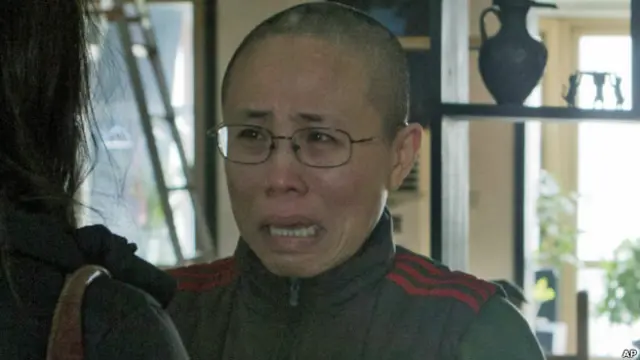 刘霞在北京家中接受美联社采访(2012年资料图片)