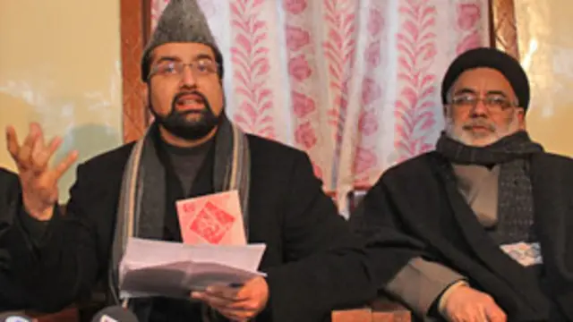 جمعے کے روز علیحدگی پسندوں کے اتحاد حریت کانفرنس کے سربراہ میر واعظ عمرفاروق کی مجوزہ عوامی ریلی کو ناکام بنانے کے لیے حکام نے سری نگر کے بیشتر علاقوں میں کرفیو نافذ کر دیا