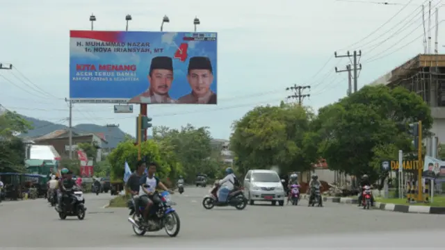 Perempuan di Lhokseumawe, Aceh, dihimbau tidak duduk mengangkang saat dibonceng.