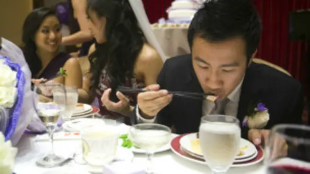 हांगकांग में लोग खाने-खिलाने के शौकीन हैं