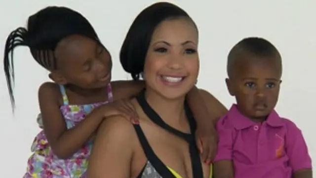 Nomasonto Mnisi y sus hijos