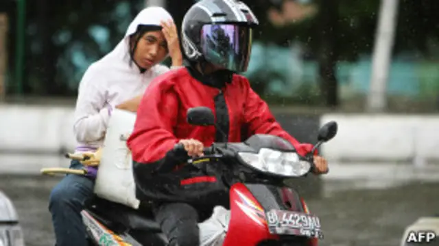 शहर के मेयर के मुताबिक महिलाओं का बाइक पर दोंनो ओर टांग करके बैठना इस्लामिक मूल्यों के खिलाफ़ है. 