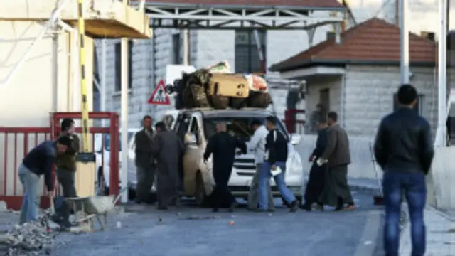 Sirios cruzando la frontera de Líbano