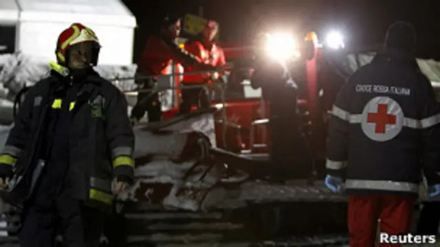 Спасатели на месте трагедии в итальянских Альпах