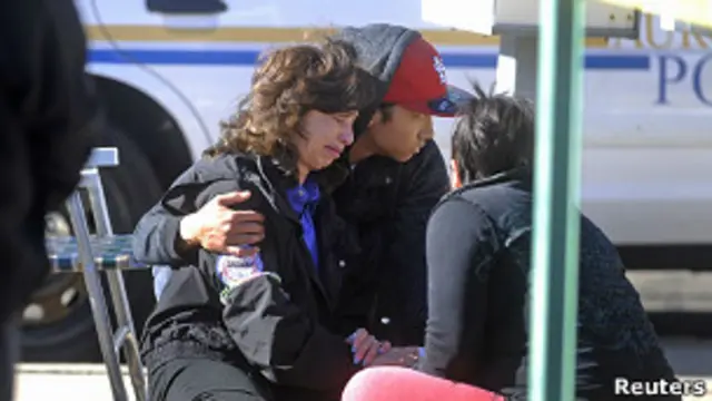 Женщина возле здания в Колорадо, где произошла стрельба