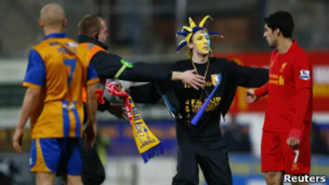 Pertandingan Mansfield lawan Liverpool. 