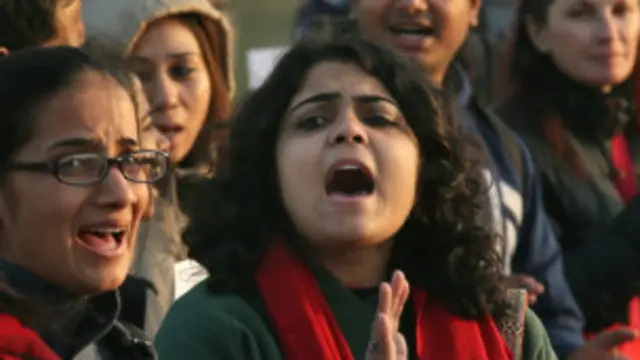 महिलाओं के प्रति होने वाली हिंसा के विरोध में उमड़ते सौ करोड़ महिलाओं का अभियान.