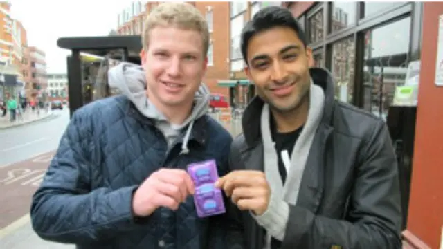 जे ढाढवा (दाएं) बता नहीं पाए कि कंडोम असली है या नकली. 