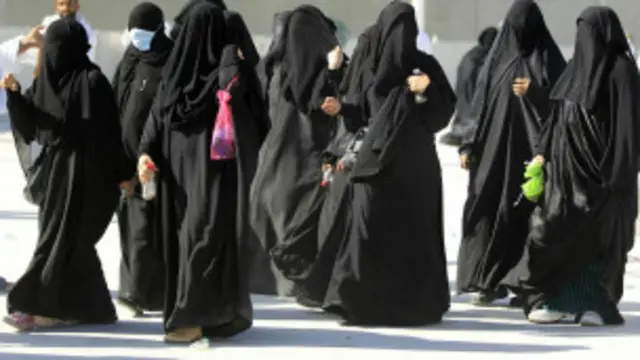 يكرس القانون التمييز ضد المرأة وهي كذلك مجبرة على ارتداء لباس تقليدية اسلامية خارج البيت. 