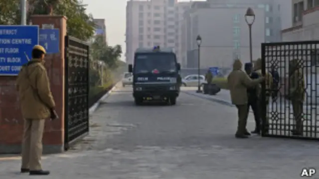 У здания суда в Дели