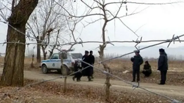 Баъзида қариндошлар чегарадан ўта олмай, сим тўрнинг икки тарафида туриб ҳол-аҳвол сўрашади