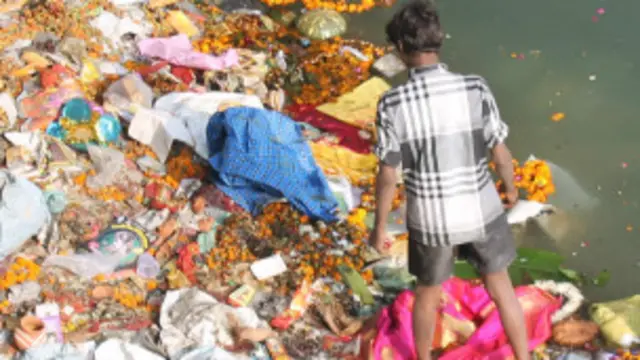 औद्योगिक प्रदूषण, मल-मूत्र और धार्मिक सामग्री का नदी में विसर्जन प्रदूषण की मुख्य वजह हैं