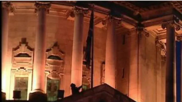 Bandera británica en la municipalidad de Belfast