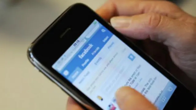 Facebook en un celular