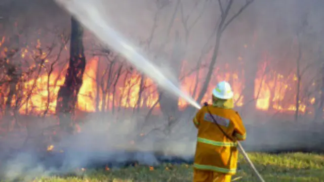 Pemadam kebakaran berburu dengan waktu memanfaatkan cuaca mendingin.