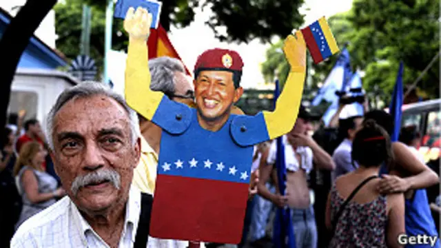 Simpatizante de Hugo Chávez con una figura del presidente