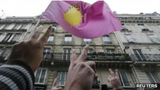 Демонстрация курдов у места убийств