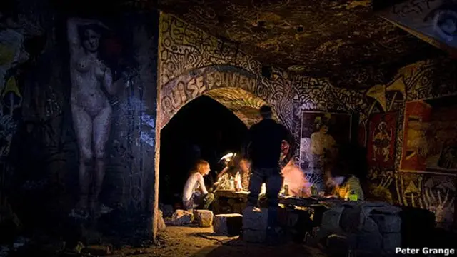 Miembros del grupo UX en un tunel de París