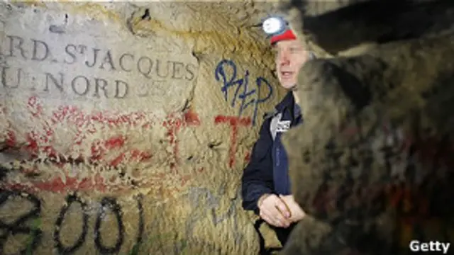 agente de policía patrulla túneles de París