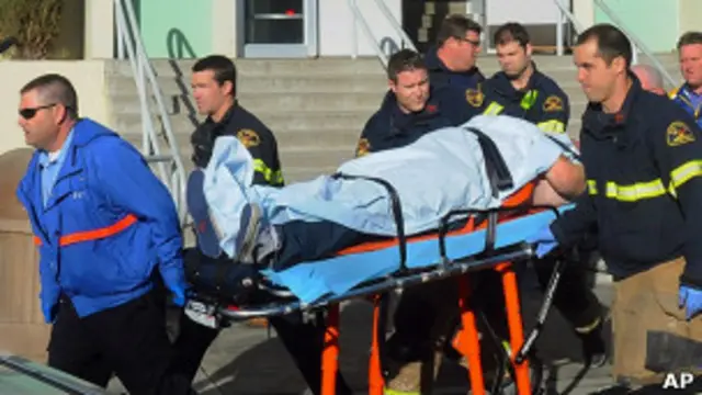 Тяжелораненного готовят к доставке в больницу