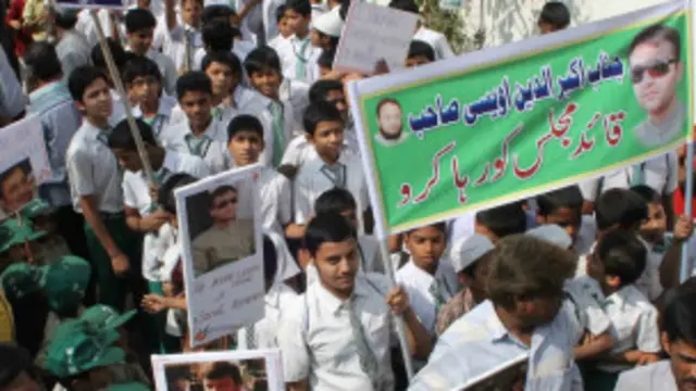 मजलिस के नेता अकबरुद्दीन ओवैसी के समर्थन में स्कूली छात्रों का जुलूस.