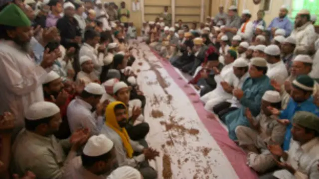 हैदराबाद की युसुफ़ैन दरगाह में अकबरुद्दीन ओवैसी की रिहाई के लिए दुआ करते लोग. 