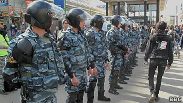 цепь полицейских на Чистых прудах