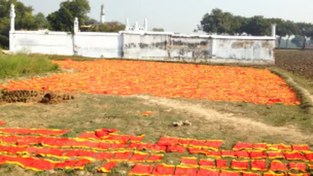 मस्जिद के सामने सूख रही है देवी नाम की चादरें