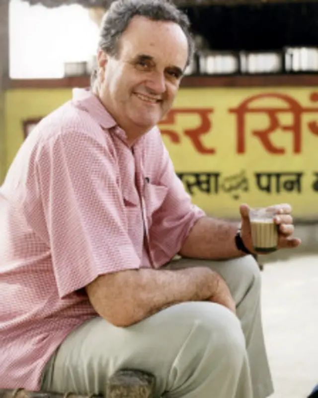 इलाहाबाद में कुंभ मेले की ओर जाते वक्त थोड़ी विश्राम करते मार्क टली