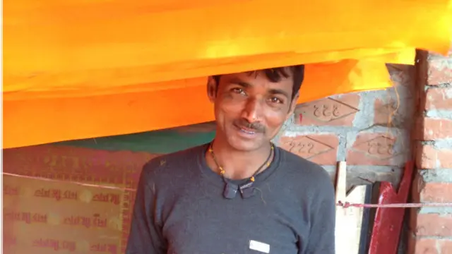 नवाब मुसलमान हैं लेकिन वर्षों से राम के नाम की चादर बना रहे हैं.