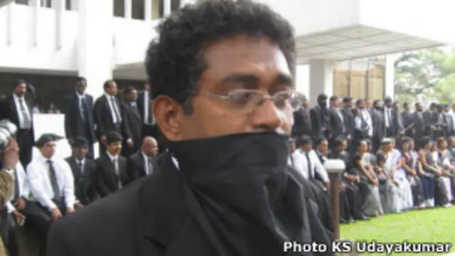 දෝෂාභියෝගයට එරෙහිව නීතිවේදීන් උද්ඝෝෂණයේ