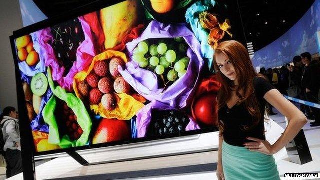 15 soluciones inteligentes para colocar la TV en salas pequeñas
