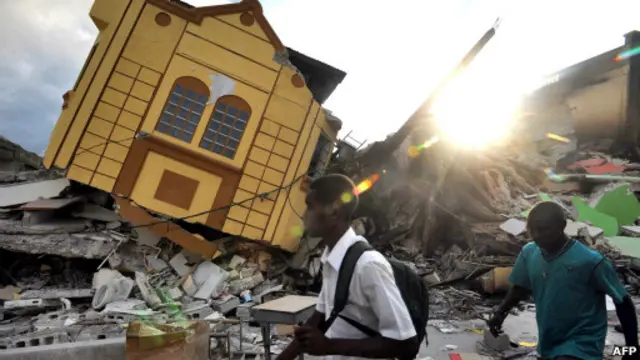 Casa destruida por terremoto de 2010 en Haiti 