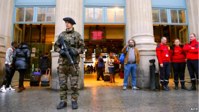 Французский солдат у вокзала в Париже