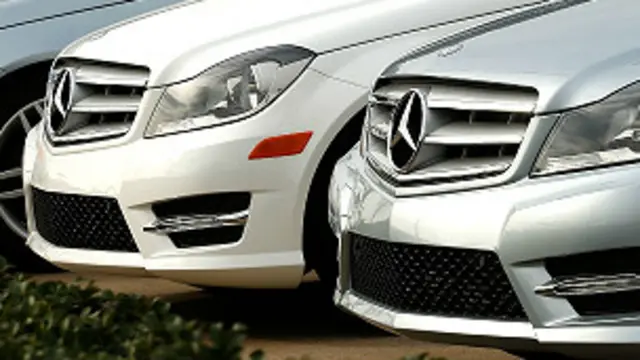 इस किशोर को अपने पिता की ताकतवर मर्सिडीज़ कार को चलाने में कोई परेशानी नहीं हुई.